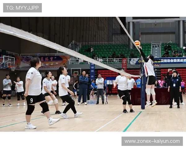 内蒙古牧民自建彩钢排球馆，草原小镇排球热方兴未艾